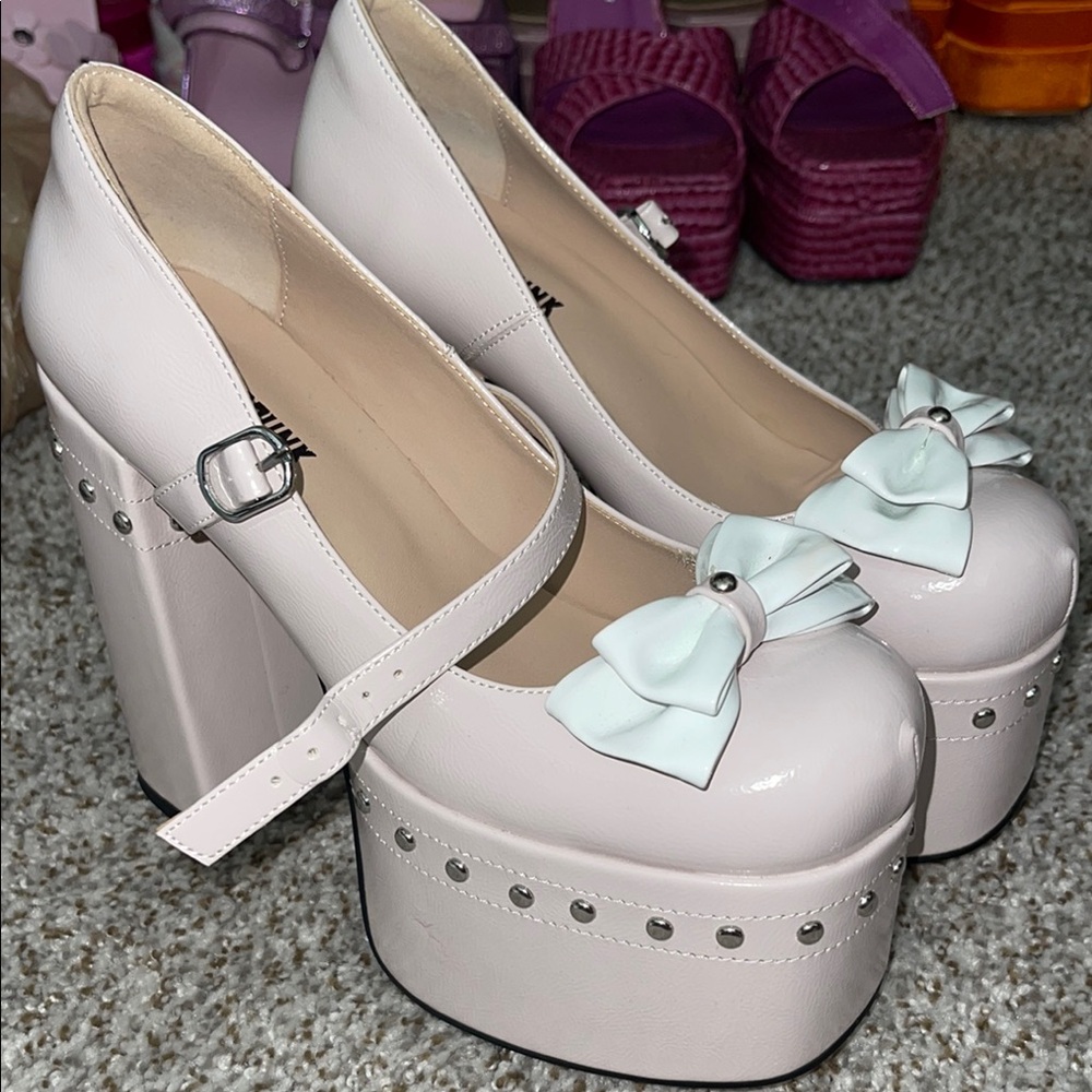 NWOT Elegant White Platform Heels with Bow